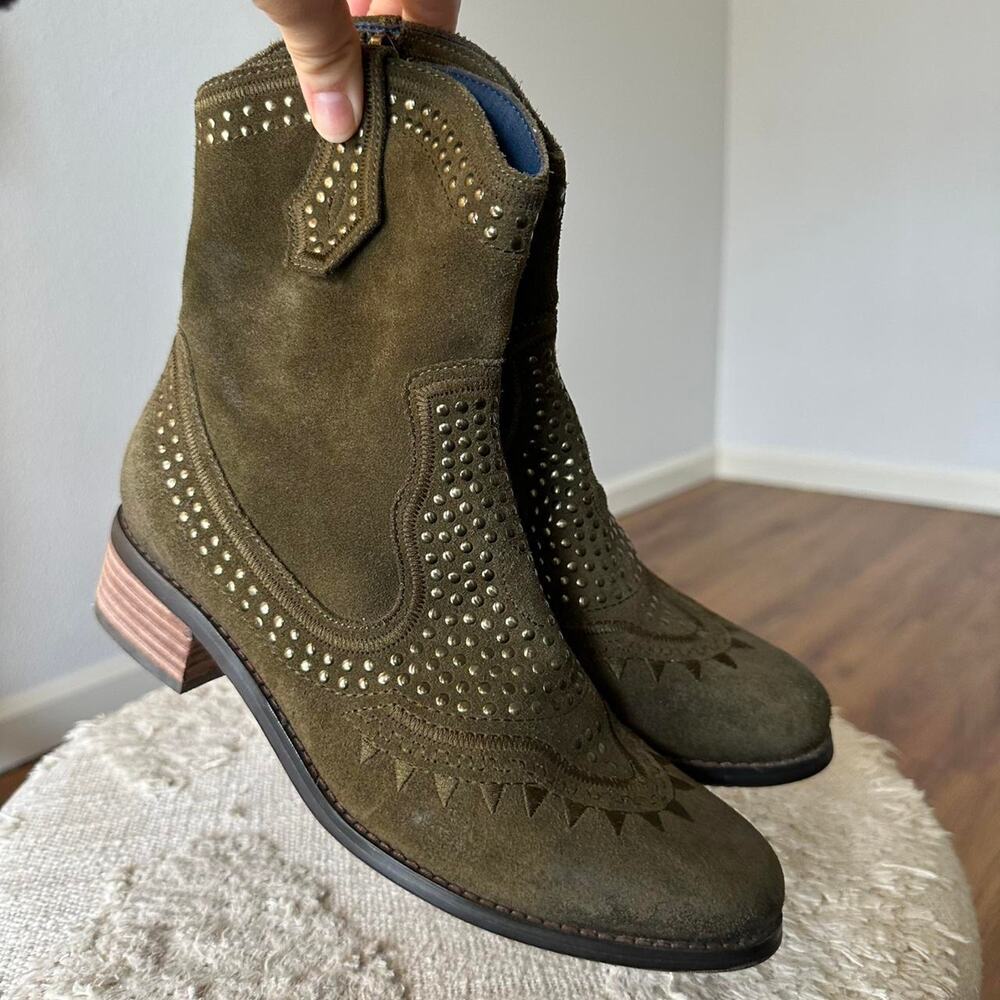 BOUTIQUE by Corkys Olive Green Suede Bootie Size 8